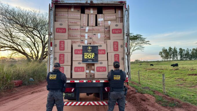 DOF apreende caminhão com 30 mil pacotes de cigarros contrabandeados em Mundo Novo