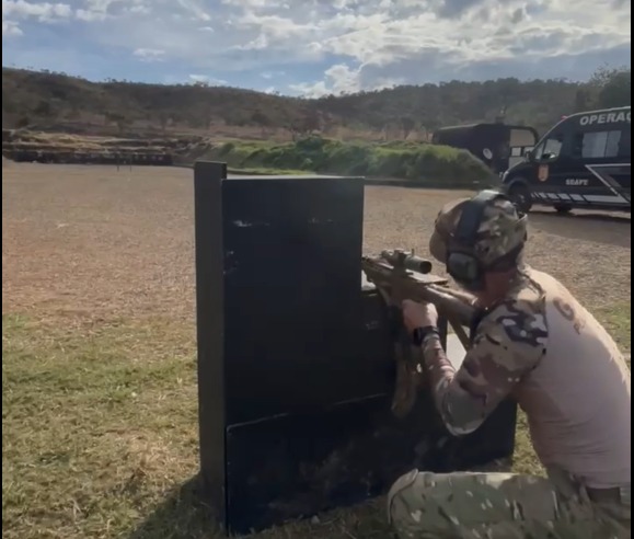 Investigador da Polícia Civil conclui curso de atirador designado da PRF com excelente desempenho