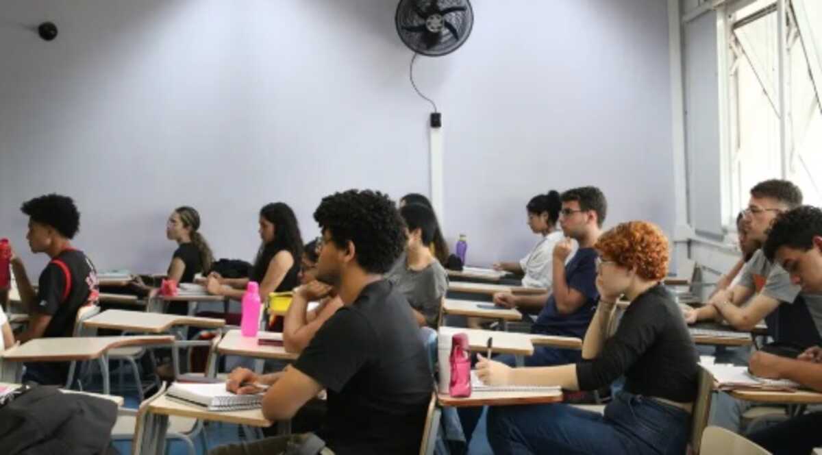 MEC apoiará 393 cursinhos populares em 2025