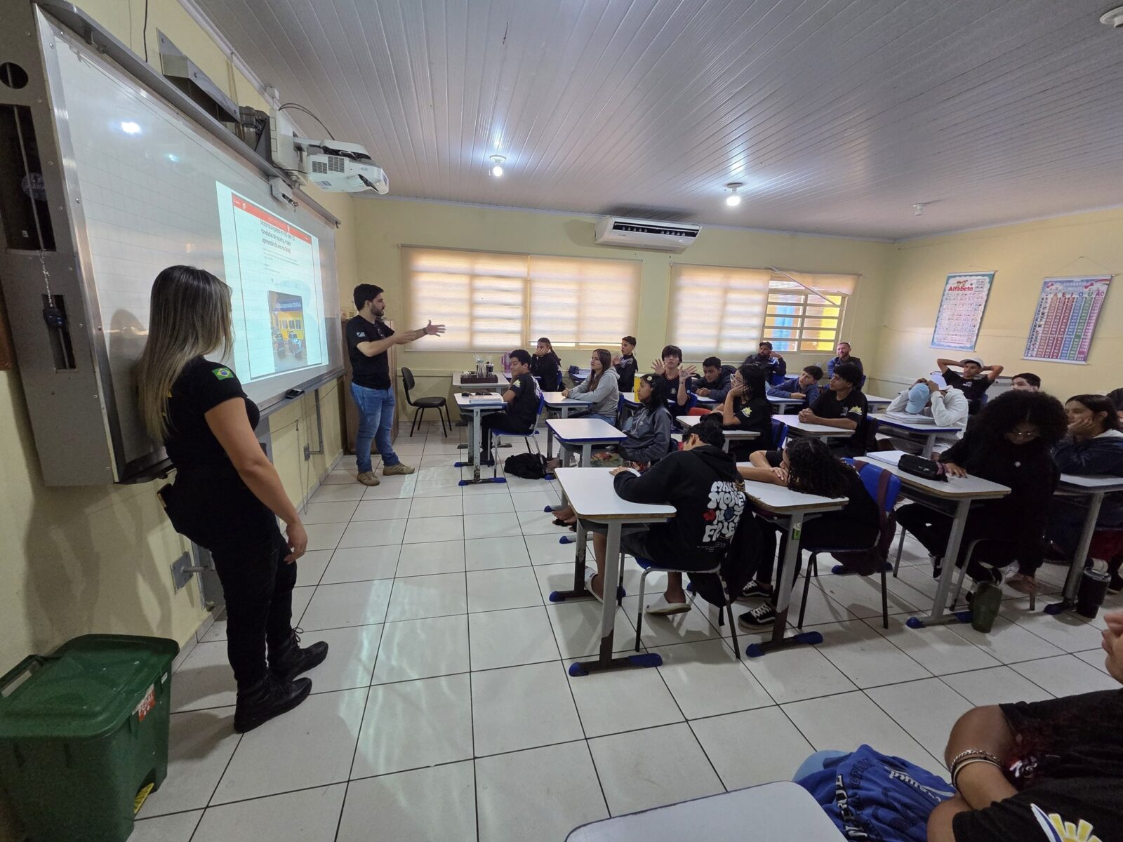 Polícia Civil participa de palestra sobre prevenção ao uso de drogas e álcool em escola municipal de Costa Rica