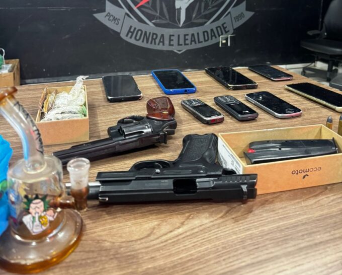 Polícia Civil prende duas pessoas por posse de arma de fogo após cumprimento de mandados de busca e apreensão