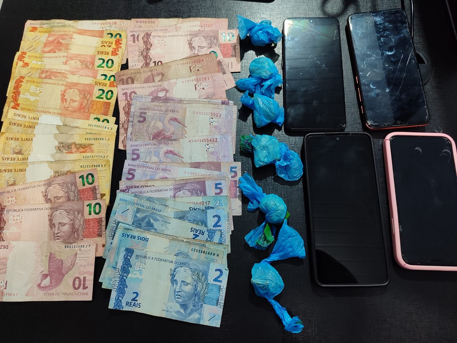 Polícia Civil prende foragida da Justiça e sua companheira por tráfico de drogas no bairro Nhanhá