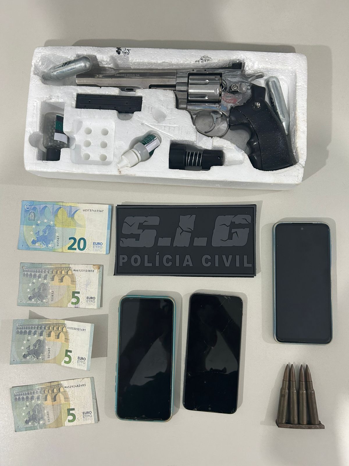 Polícia Civil prende suspeito de manter idoso e familiares dominados com arma de fogo durante assalto em Três Lagoas