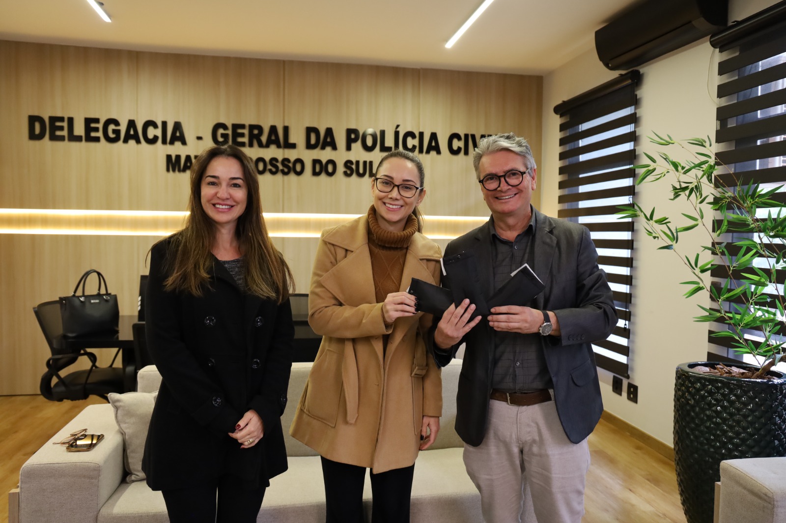 Polícia Civil recebe óculos que serão destinados aos policiais civis atendidos pela Carreta da Saúde em Ponta Porã
