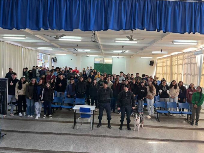 Professores e PMs levam cães no Cejar para prevenir uso de drogas 