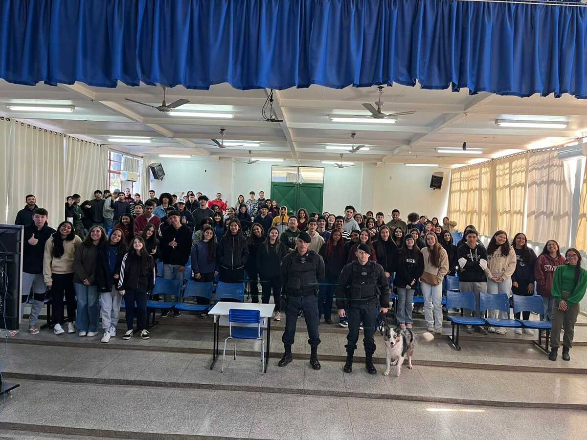 Professores e PMs levam cães no Cejar para prevenir uso de drogas 
