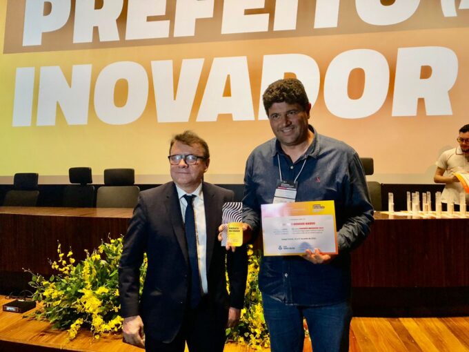 Prefeito Rodrigo Basso recebe prêmio de Prefeito Inovador por canal de WhatsApp da Prefeitura