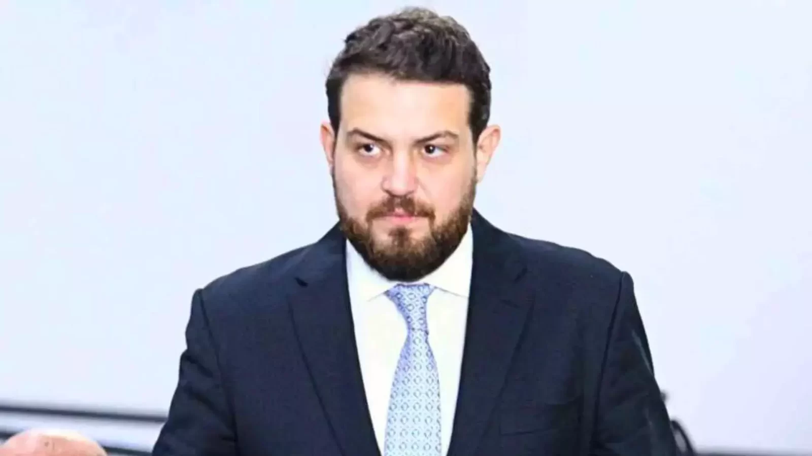 Justiça revoga tornozeleira de Claudinho Serra em decisão polêmica