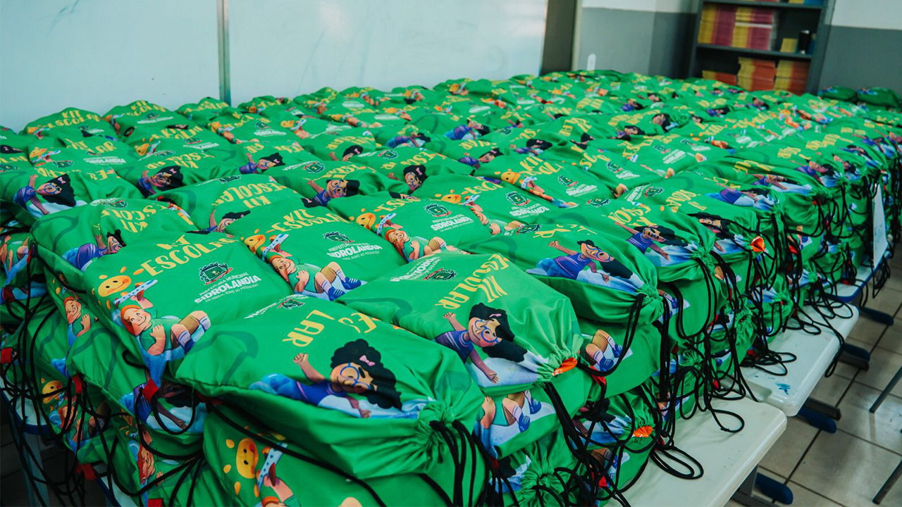 Prefeitura inicia entrega de mais de 9 mil kits escolares para alunos da rede municipal de ensino de Sidrolândia