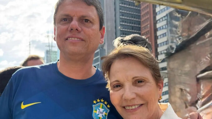 Cotada para vice-presidente, Tereza posa com Tarcísio e defende Bolsonaro