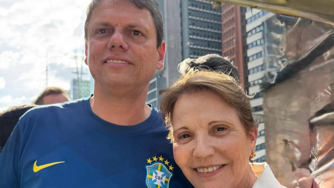 Cotada para vice-presidente, Tereza posa com Tarcísio e defende Bolsonaro