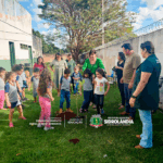 Junho verde: CMEI Michele Canejo participa da ação “Plante com a Gente” e recebe lixeiras para coleta seletiva