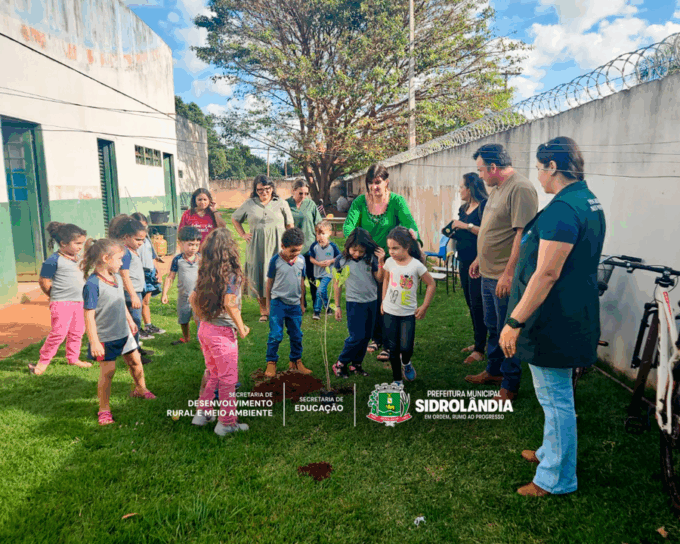 Junho verde: CMEI Michele Canejo participa da ação “Plante com a Gente” e recebe lixeiras para coleta seletiva