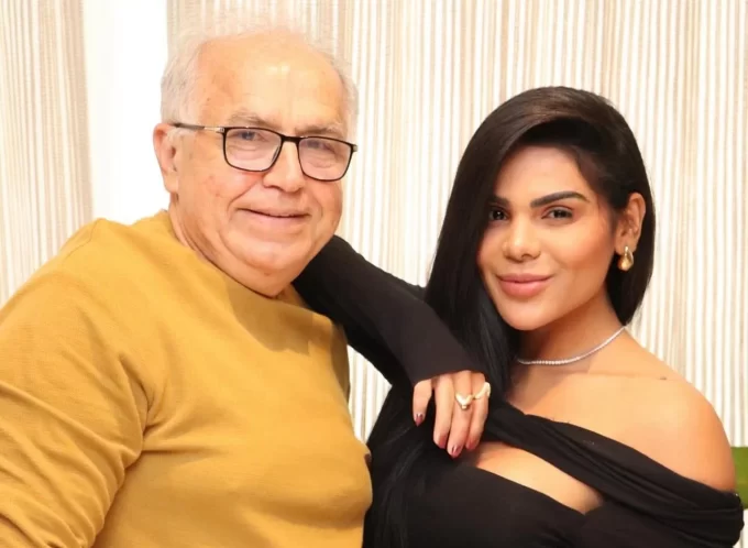 Ex-prefeito simula fim de casamento para divulgar remédio; assista