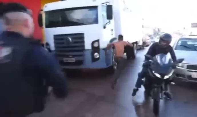 Suspeito de matar “Nego Boy” tenta fugir da viatura após ser preso em RO