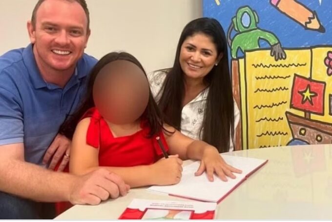 Pai esfaqueia filha de 7 anos no peito várias vezes após matar a esposa