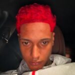 Oruam é obrigado a retirar tinta vermelha do cabelo na prisão