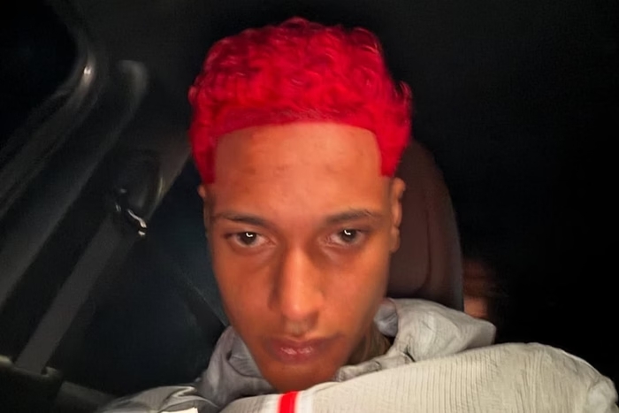 Oruam é obrigado a retirar tinta vermelha do cabelo na prisão