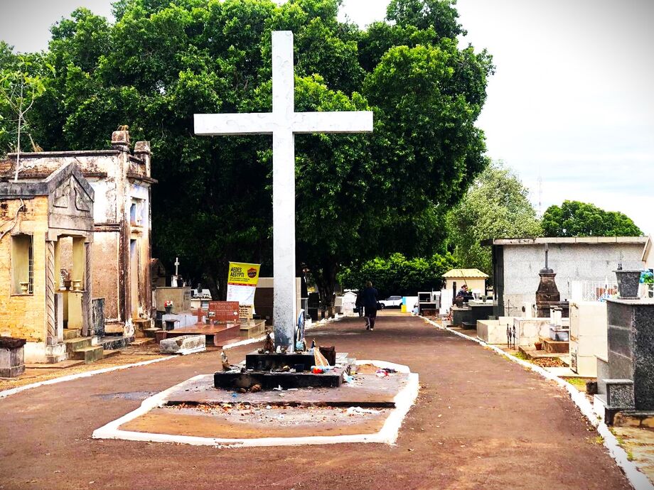 Pai de santo é denunciado por estuprar adolescente de 15 anos em cemitério de Aquidauana