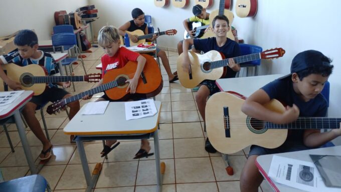 Oficinas gratuitas de percussão e violão acontecem em Sidrolândia em parceria com a Cutrale