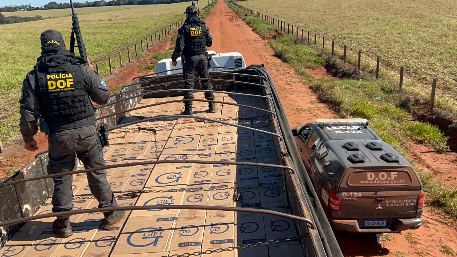 DOF apreende carreta carregada com 25 mil pacotes de cigarros contrabandeados do Paraguai