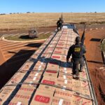 DOF apreende carreta carregada com mais de 50 mil pacotes de cigarros contrabandeados do Paraguai
