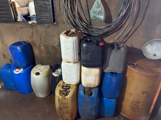 Homem é preso em flagrante com mais de mil litros de combustível armazenado ilegalmente em borracharia de Nova Andradina