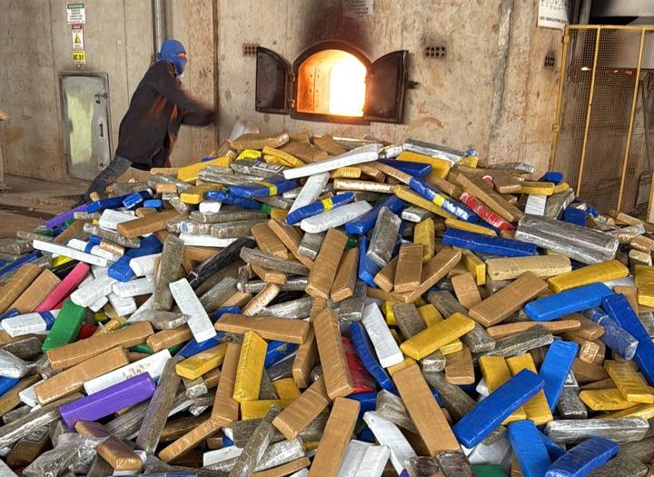 Polícia Civil incinera aproximadamente de 12 toneladas de maconha e 479 kg de cocaína