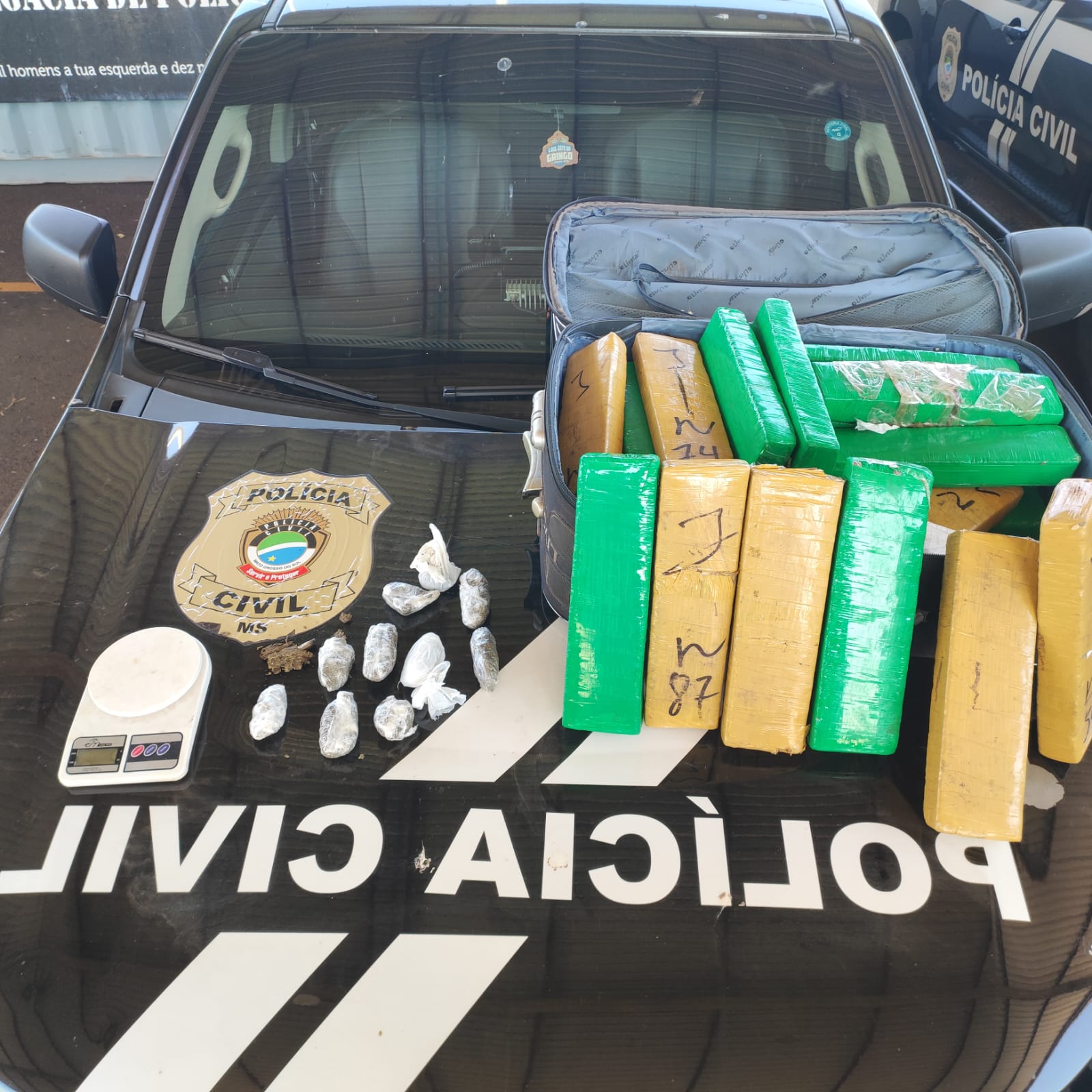 Polícia Civil prende dois indivíduos e apreende 4 tabletes de maconha durante operação em Maracaju