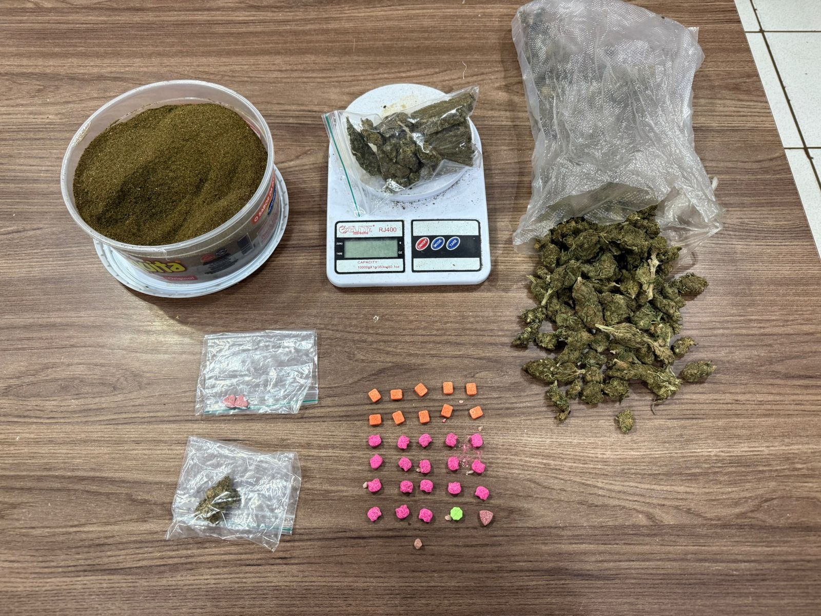 Polícia Civil prende traficante em flagrante e recaptura foragido da justiça, em Campo Grande