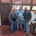 Professores demonstram solidariedade a colega com câncer e raspam cabeça