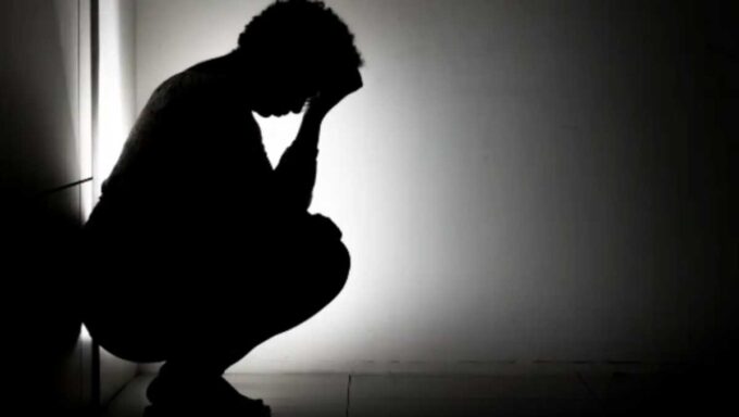 Solidão vira desafio global de saúde pública, alerta OMS