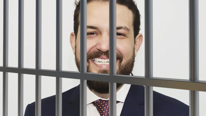 Claudinho Serra completa dois meses na prisão enquanto espera julgamento por liberdade