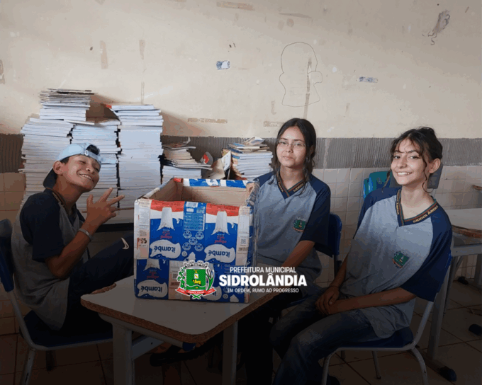 Alunos da Escola Leonida La Rosa Balbuena produzem casinhas sustentáveis para cães em situação de abandono