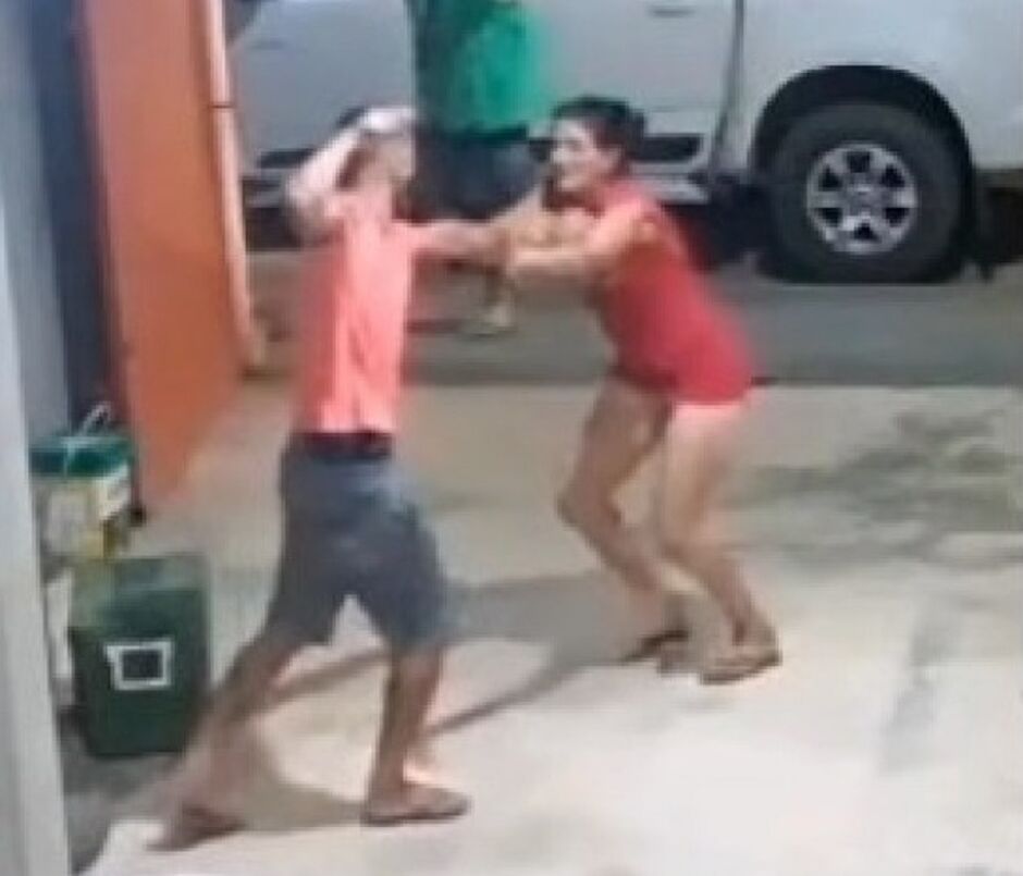 Homem tenta matar esposa a facadas, é desarmado e leva surra de moradores (vídeo)