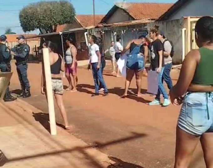 Mãe de bebê morta por estupro é protegida pela PM após revolta popular em Camapuã