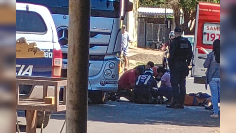 Crianças são atingidas por carreta e uma delas sofre fratura exposta em Aquidauana