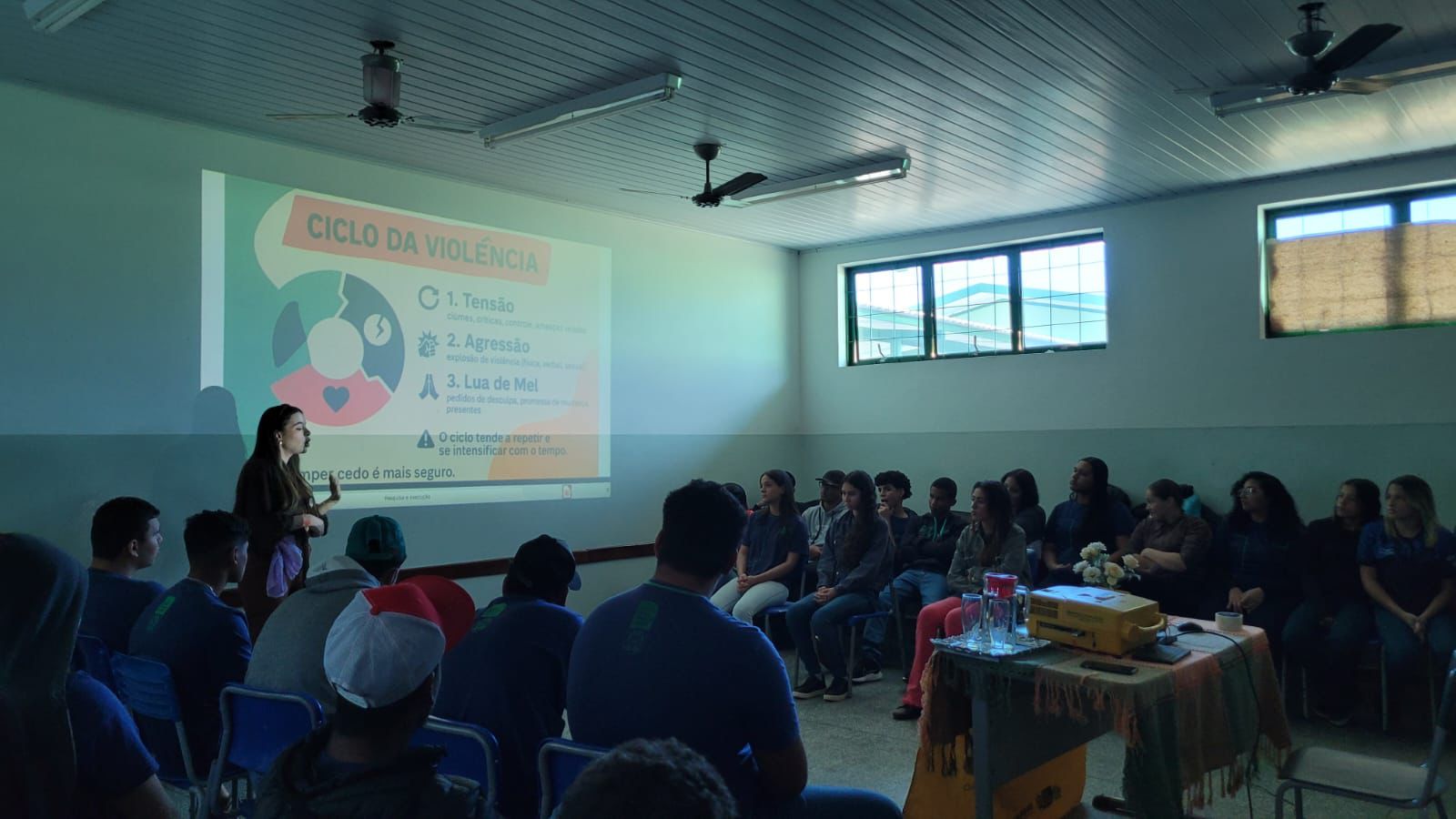 Agosto Lilás: DAM de Nova Andradina realiza palestra “Violência no Namoro Não” para alunos de Escola Estadual em Taquarussu
