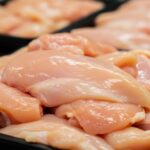 Preços da carne de frango recuam no Brasil após duas semanas de alta