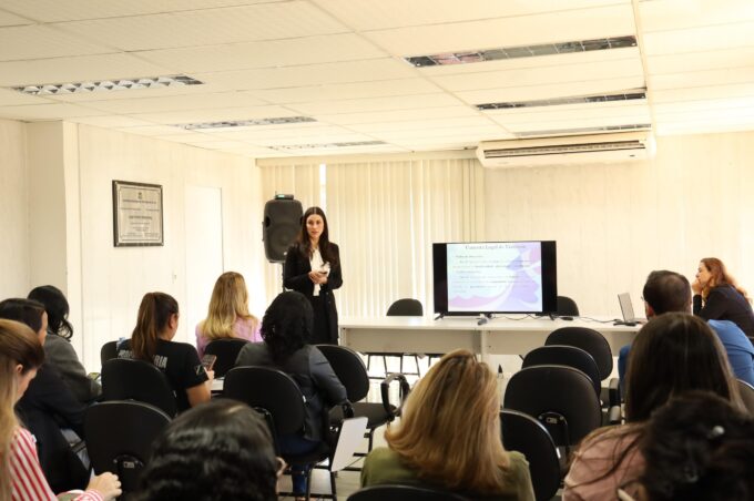 Em alusão à Campanha Agosto Lilás, Delegada da Polícia Civil palestra sobre violência de gênero na Procuradoria-Geral do MS