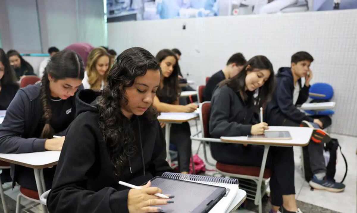 Mulheres são maioria entre os inscritos no Enem 2025