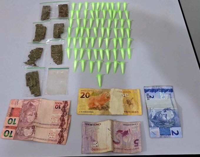Polícia Civil intercepta entrega de drogas e prende traficante que escondia cocaína em cano de esgoto