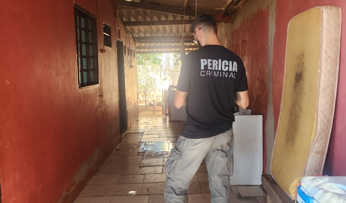 Polícia Civil prende padrasto por estupro de vulnerável e mãe de vítima por coação no curso do processo e fornecimento de bebida alcoólica para adolescente
