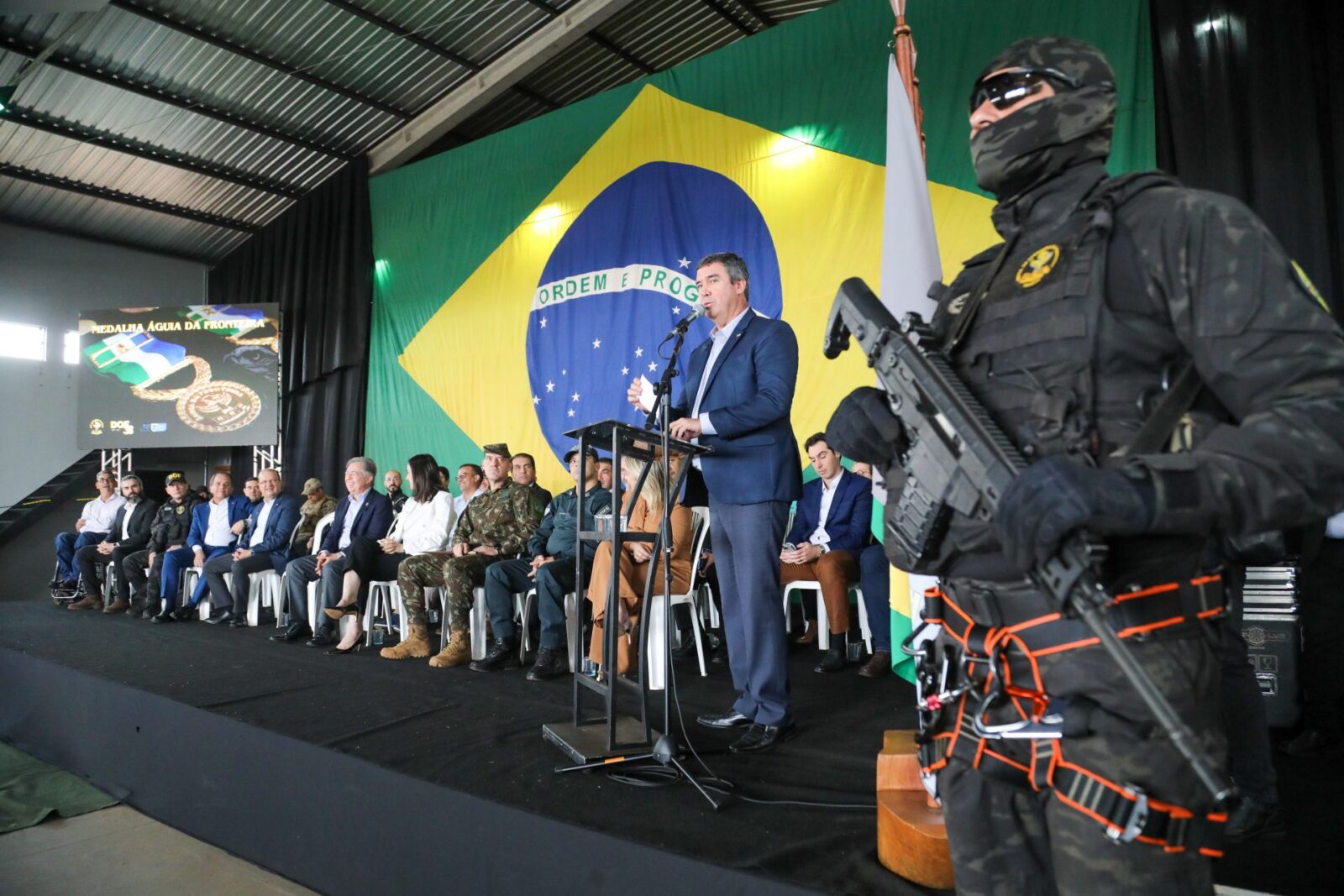 Governador Eduardo Riedel participou de entrega Medalha Águia da Fronteira a 32 personalidades em Dourados