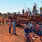 Carreta com gado tomba ao desviar de moto na MS-258
