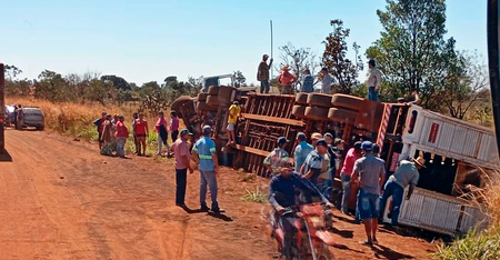 Carreta com gado tomba ao desviar de moto na MS-258