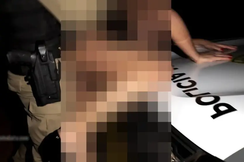 Serviço extra? Vídeo vazado mostra policial fazendo sexo com mulher no capô de viatura