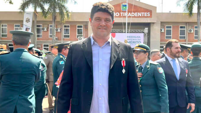 Prefeito Rodrigo Basso recebeu a Medalha de Insígnia ao Mérito da Polícia Militar de MS