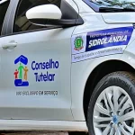 Babá é acusada de trancar menina de 10 anos em barraca para ser estuprada