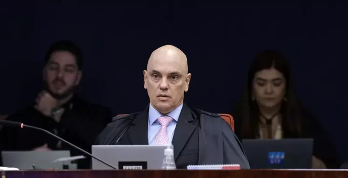 Bolsonaro não estava na invasão de 8/1, mas deve responder por ela, diz Moraes